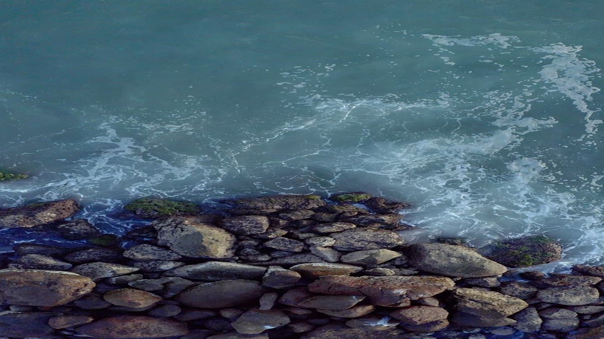 海浪拍在礁石上