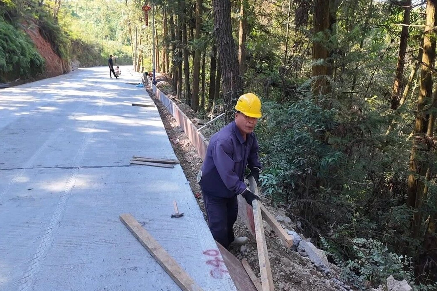 S547线官庄至珊瑚段路面改造进入收尾，已具备通车条件
